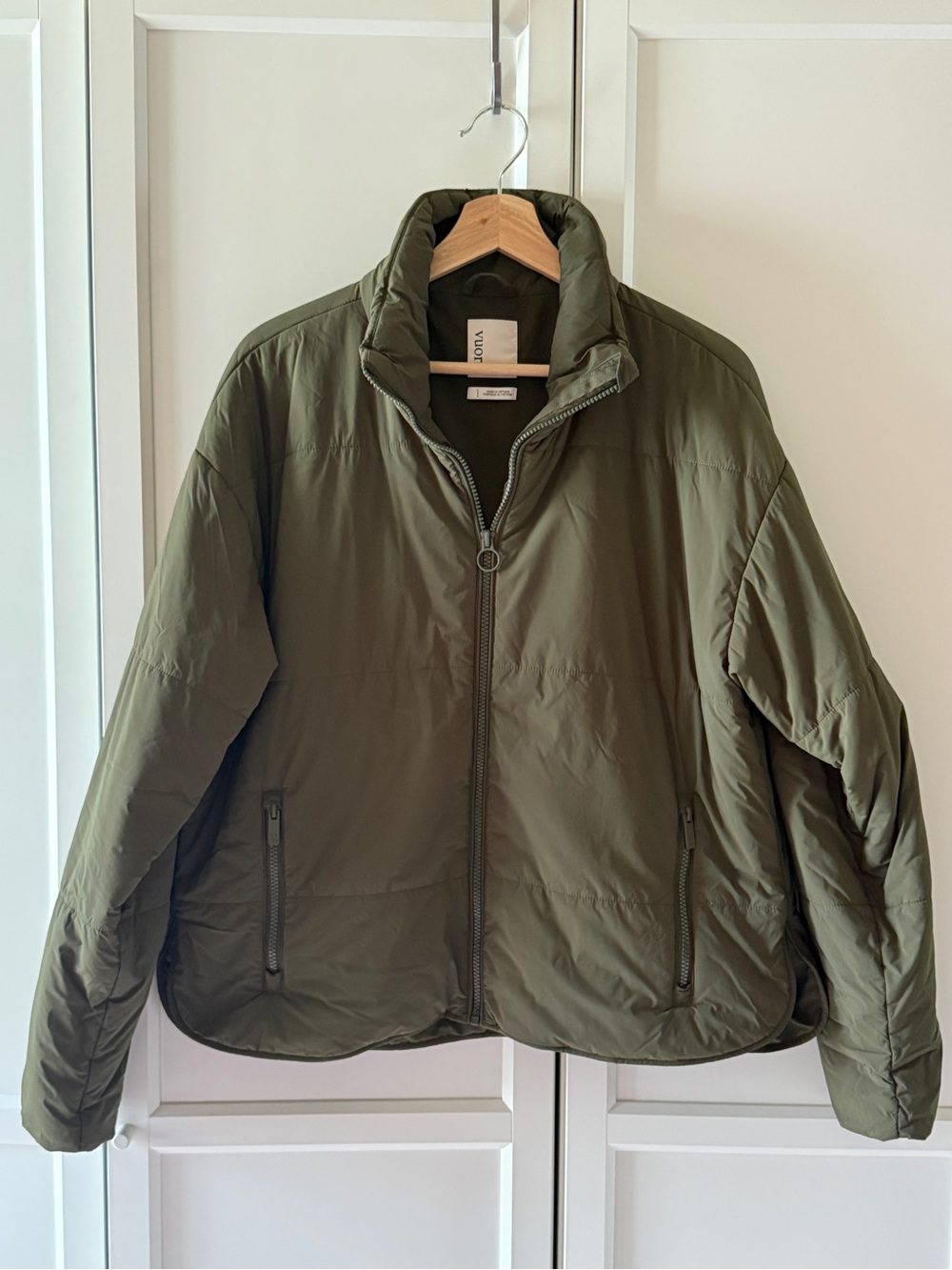 Vuori Women’s Canyon Insulated Jacket in Olive. Size L